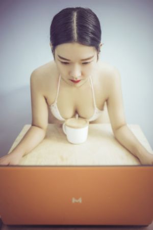 她唇之下在线观看