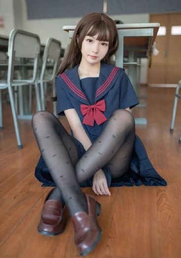 年轻的小姨子观看