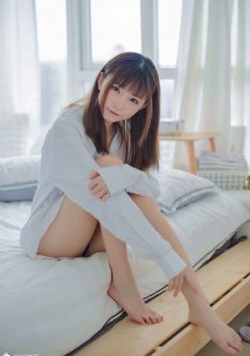 异国女人在巴黎